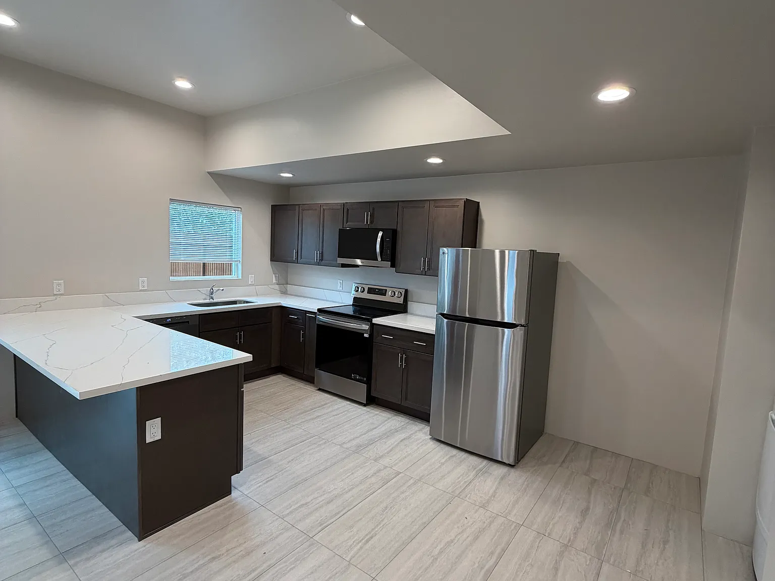 701 E Elm St — Photo 3