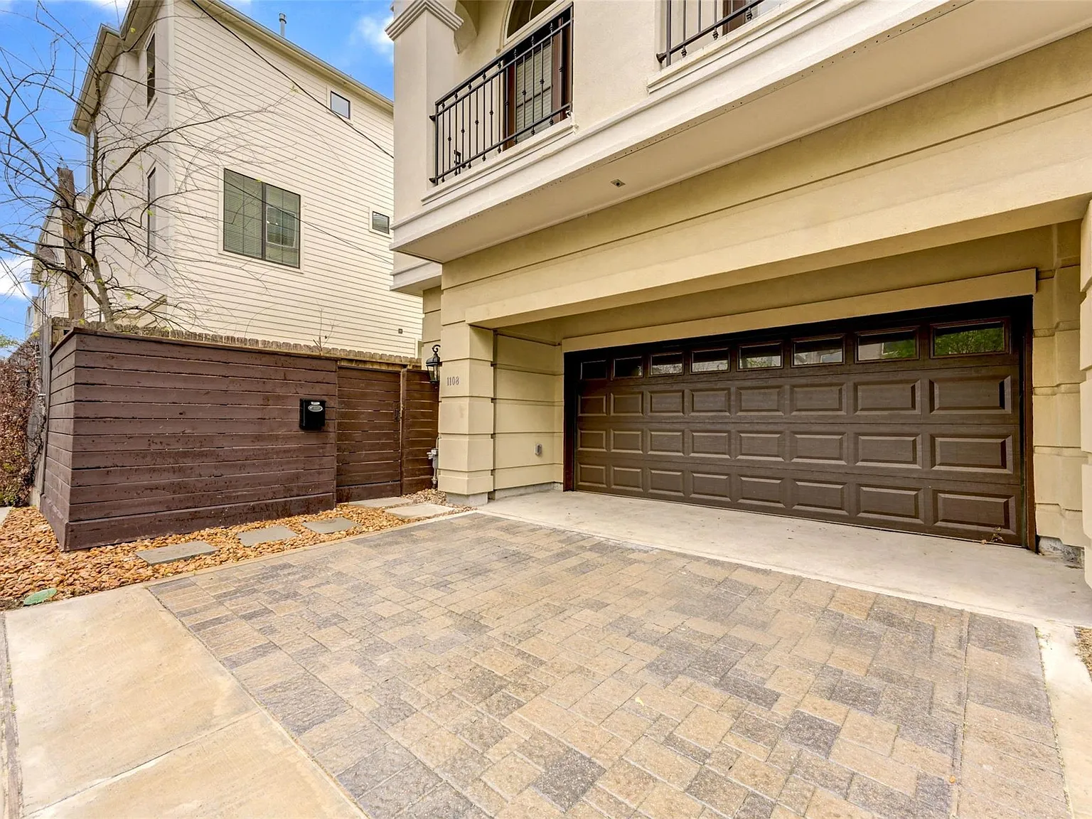 3 bed, 3.5 bath, 2235 sqft, $4,200 — Photo 3