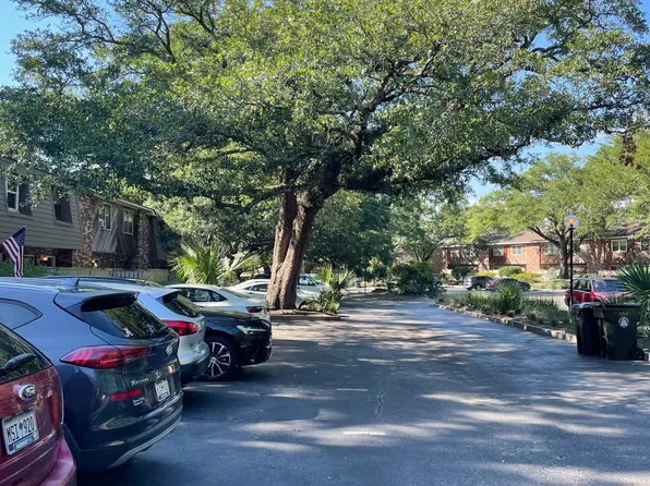 202 Saint Charles Ct, Charleston, SC 29407