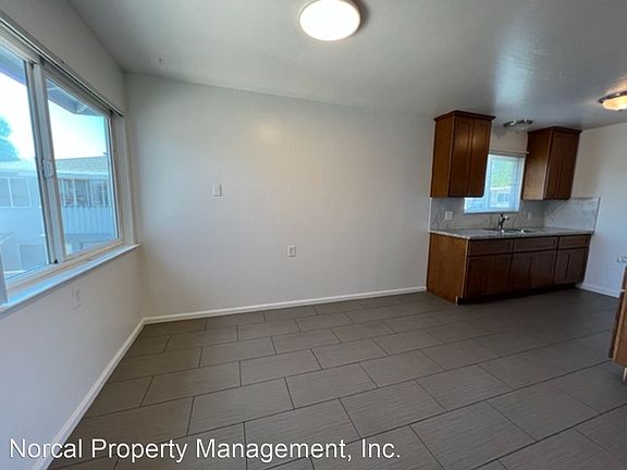 3rd image of 1069 Oakmont Dr APT 4