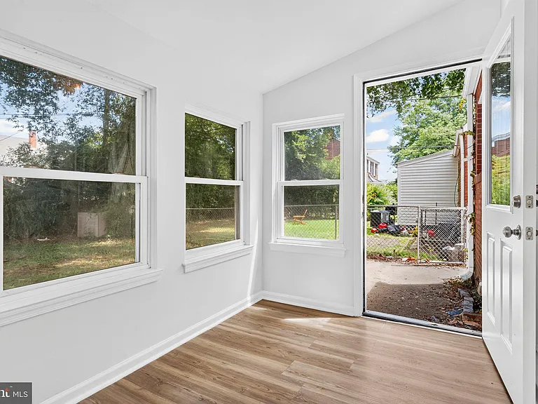 1607 W Braddock Rd — Photo 11