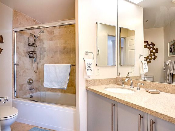2nd image of 620 S Gramercy Pl APT 424