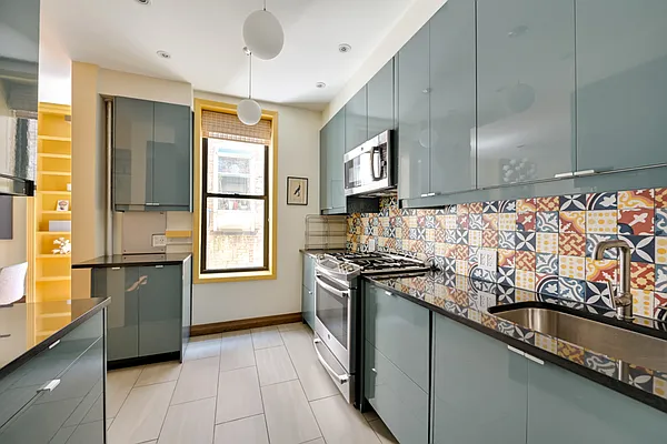 Sold by Compass | media 18