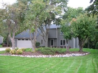 N26W22590 Oakwood Ln, Waukesha, WI 53186