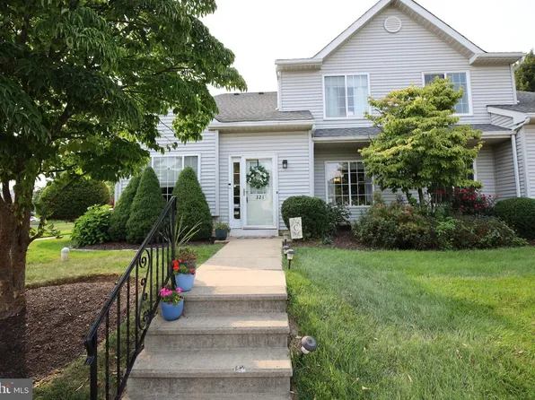 321 Wind Ripple Ct, Harleysville, PA 19438
