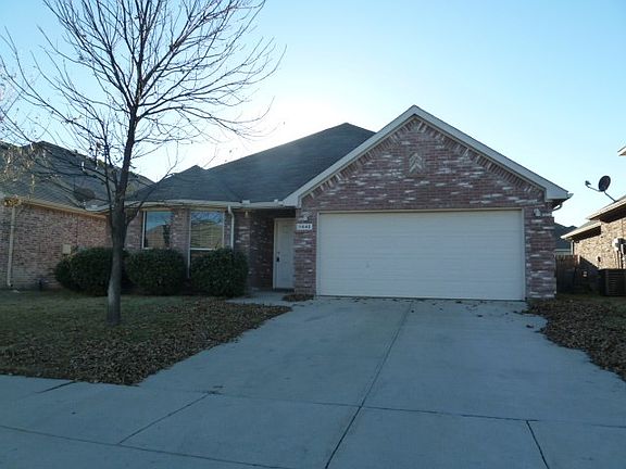 3-2-2 with Den, formal living and flex room. Fenced yard, s