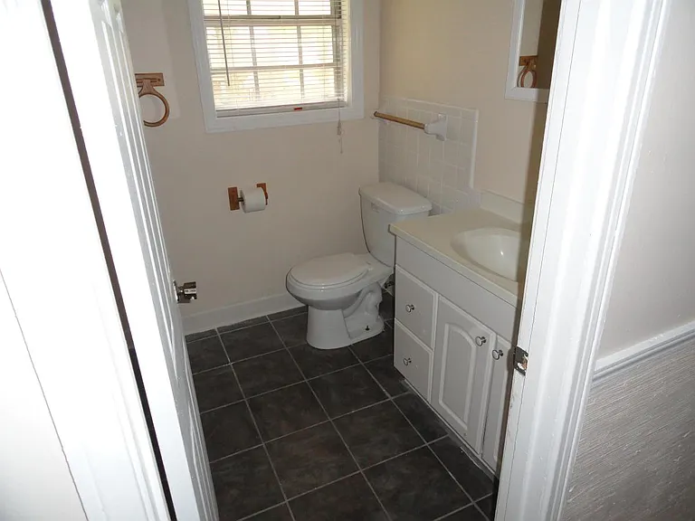 Upstairs bathroom (full)