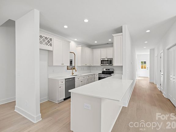 5th image of 634 N Modena St