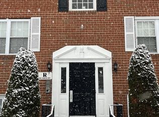 826 South Ave APT R8, Secane, PA 19018