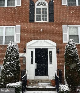 826 South Ave APT R8, Secane, PA, 19018