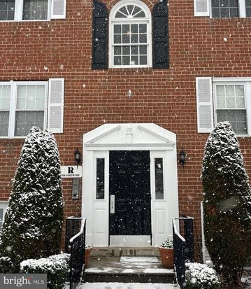 826 South Ave APT R8, Secane, PA 19018