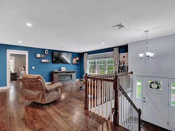 4th image of 11 Kim Ln