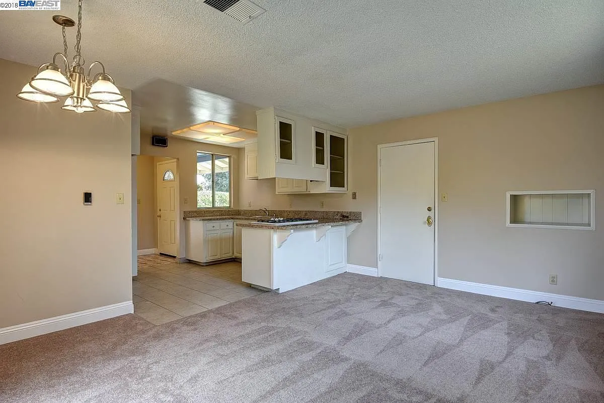 3 bed, 1256 sqft, $3,900 — Photo 3