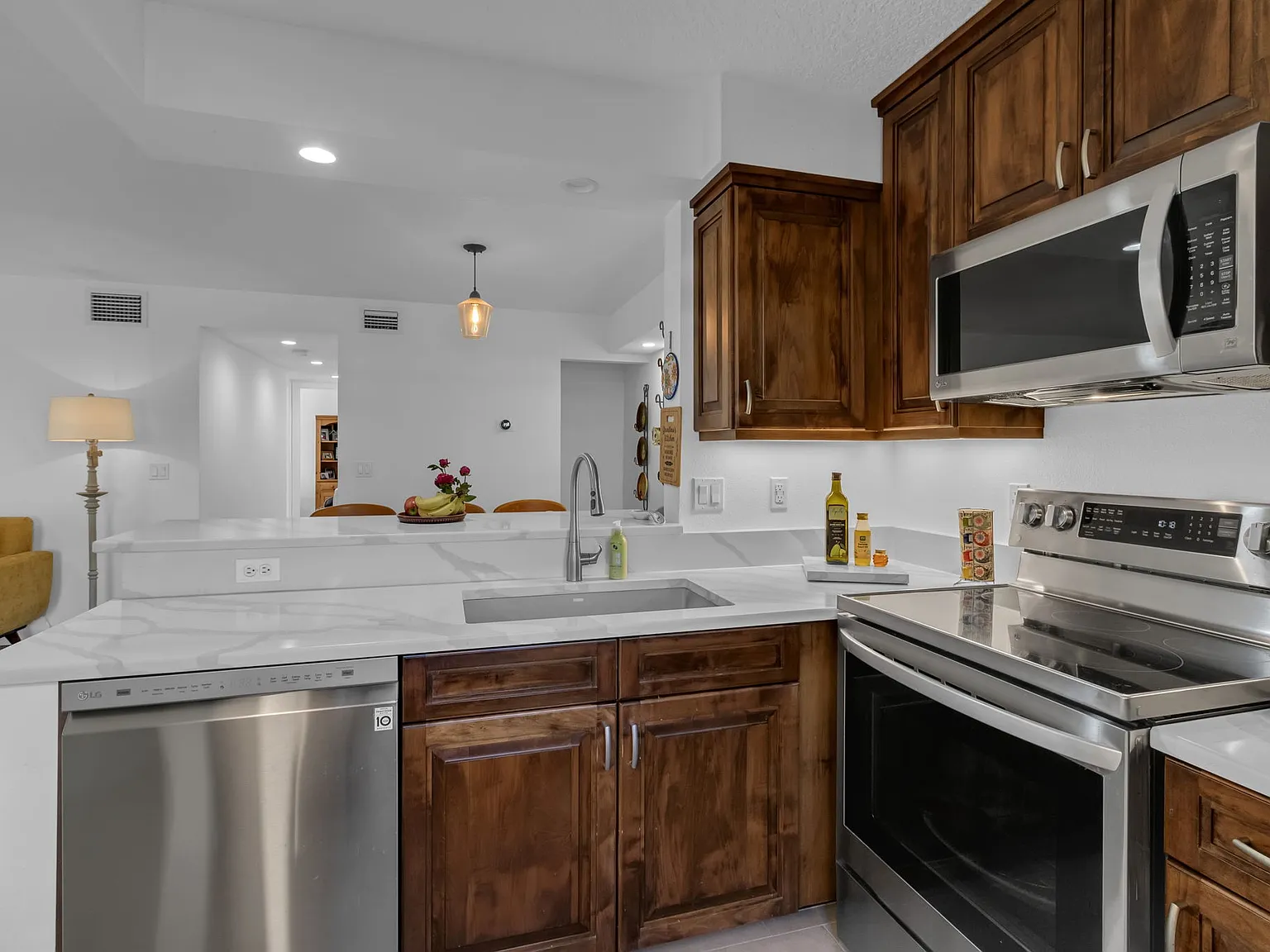 2 bed, 1068 sqft, $2,100 — Photo 2