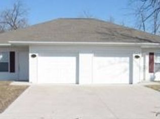 321/323 S Locust St, Cameron, MO 64429