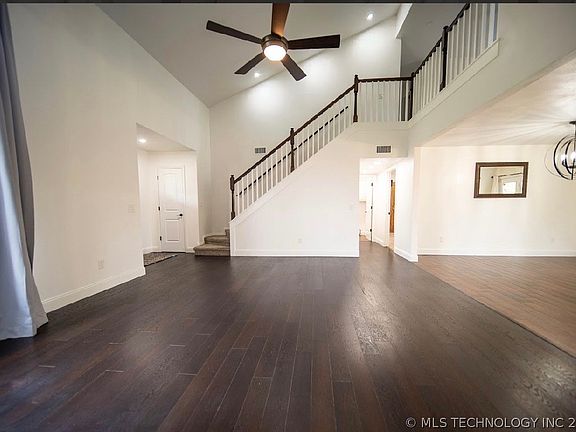 4th image of 207 N Valley Dr