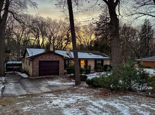 11884 Four Lakes Dr, South Lyon, MI