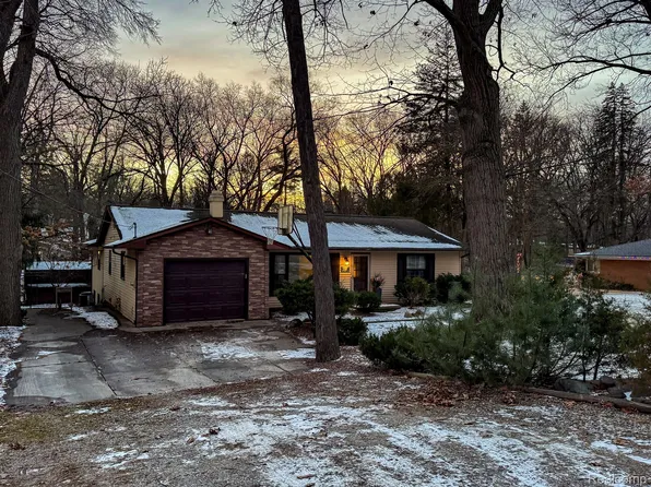 11884 Four Lakes Dr, South Lyon, MI 48178