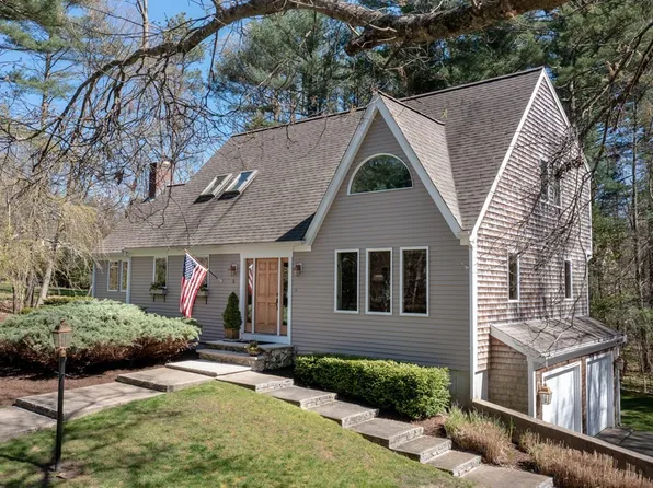 5 Acorn Ln, Mattapoisett, MA 02739