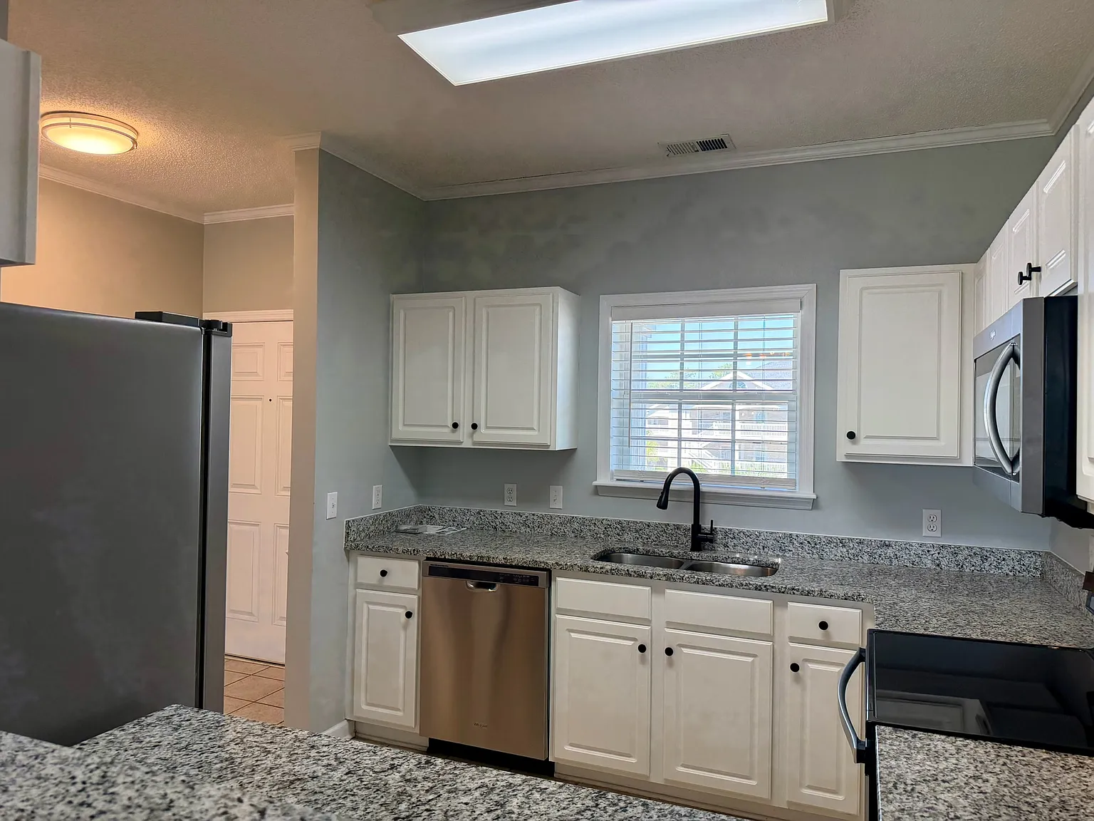 2 bed, 1050 sqft, $1,600 — Photo 4