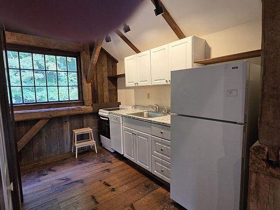 3rd image of 138 W Main St APT 4