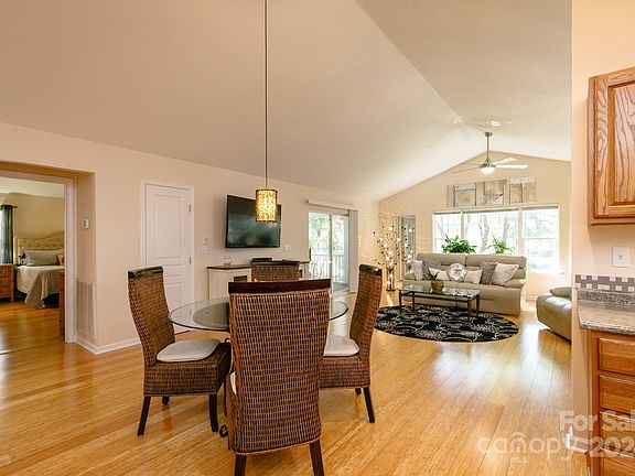 5th image of 17 Gray Wolf Ln