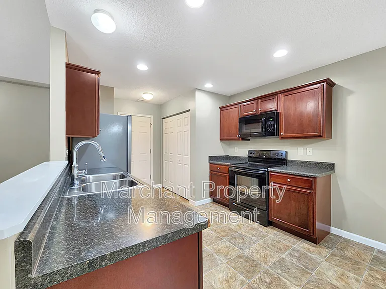 657 Chartwell Dr — Photo 8
