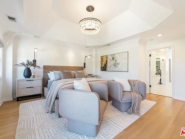 628 N Sierra Dr — Photo 18