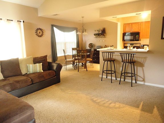 3rd image of 53 Woodbury Ln
