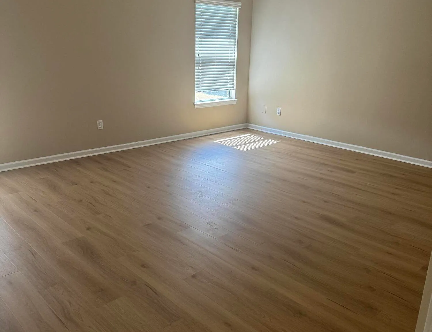 3 bed, 2.0 bath, 2054 sqft, $2,395 — Photo 3