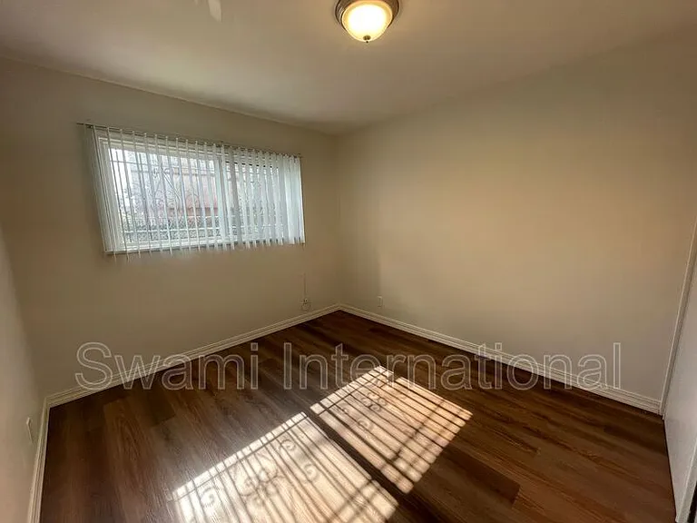 724 W 80th St — Photo 11
