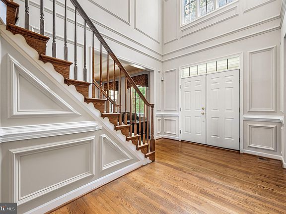 3rd image of 111 Saint Andrews Dr