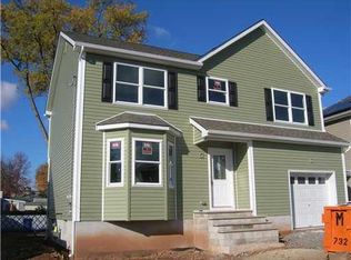 27 Oak St, Avenel, NJ 07001