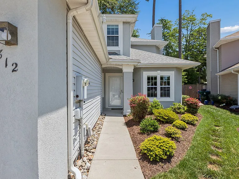 812 E Willow Point Pl — Photo 4