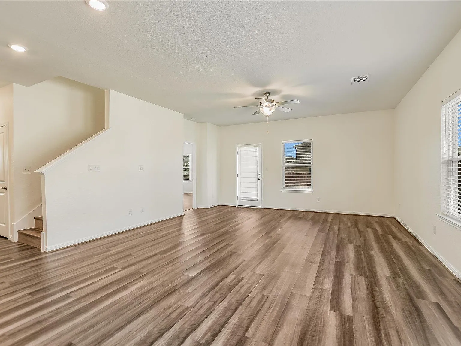 4 bed, 2.5 bath, 2782 sqft, $2,450 — Photo 4