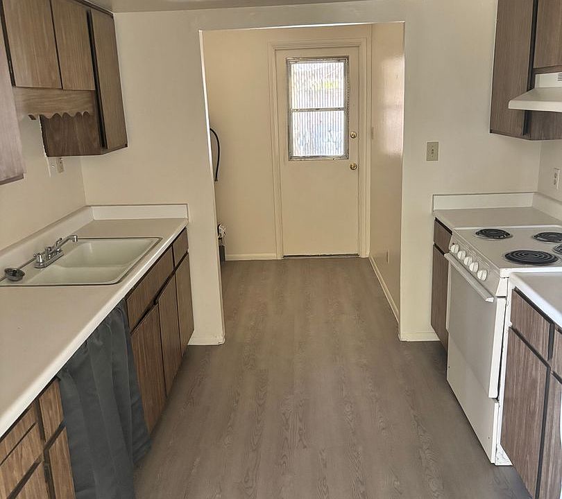 2nd image of 1546 E Broadway Rd APT D