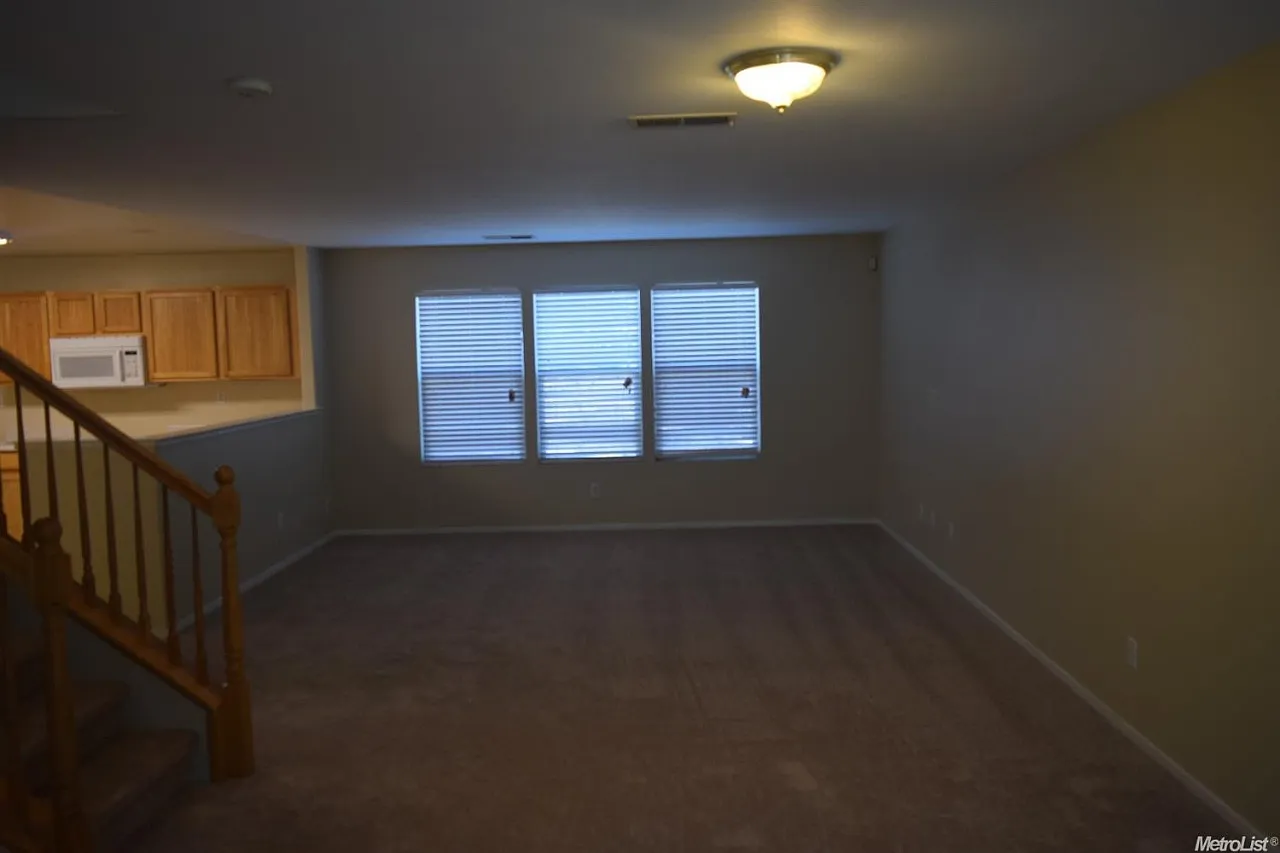 4 bed, 2.5 bath, 2067 sqft, $2,300 — Photo 3