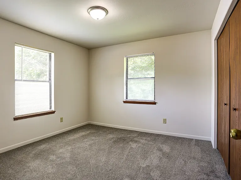 Woodfield & Arlington Apartments — Photo 17