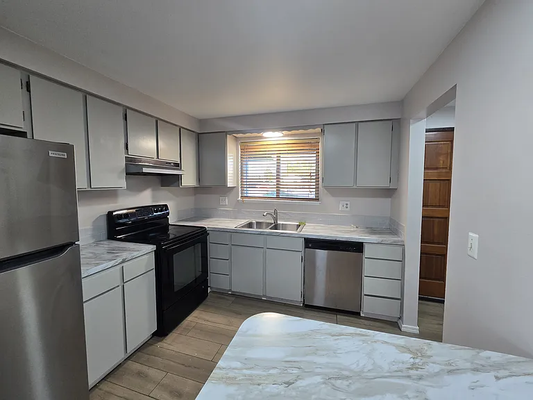 1732 N 21st Ave — Photo 1