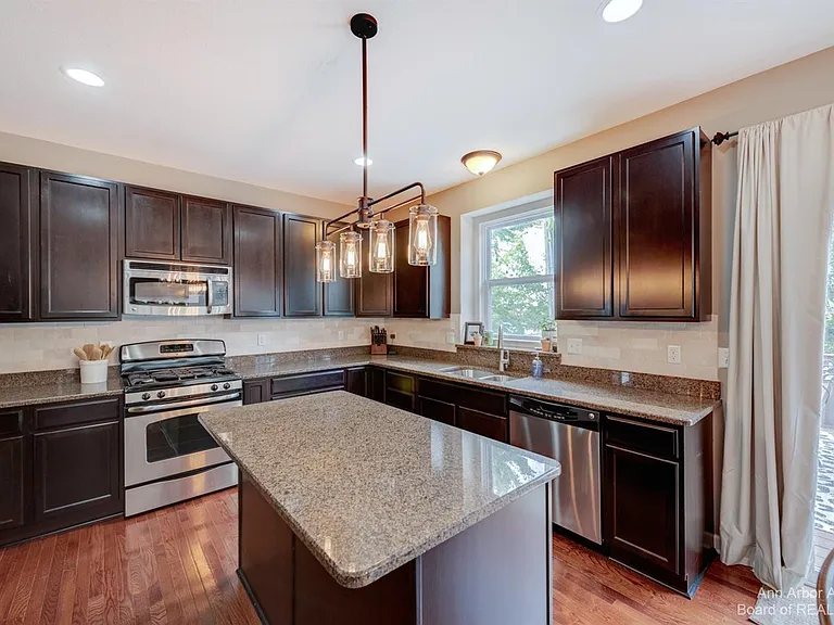 51152 E Bourne Ter — Photo 3