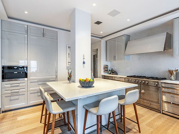 5th image of 40 E 61st St APT 18A