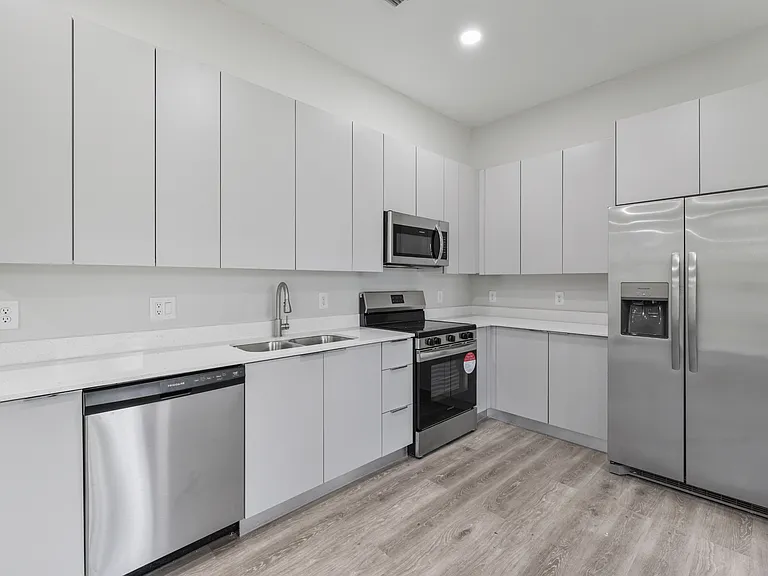 1051 Milwaukee Blvd — Photo 22