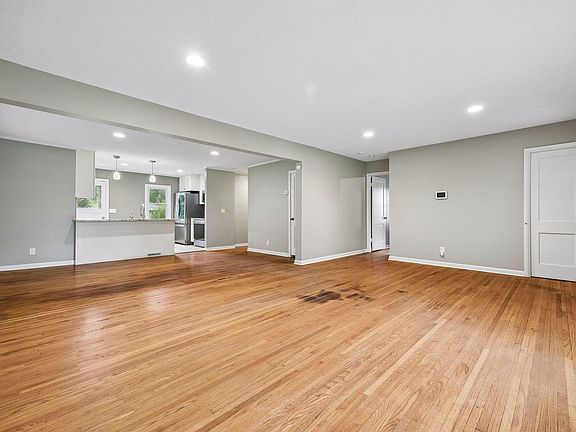 4th image of 5069 Bartlett Blvd