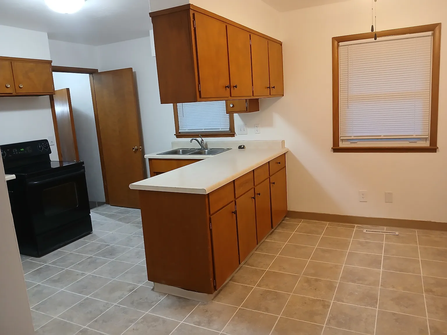 3 bed, 1025 sqft, $1,500 — Photo 3