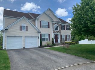 9 Moreland Ct, Mount Sinai, NY 11766