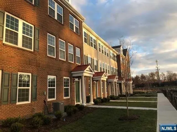 32 Litchfield Ln #403, Fair Lawn, NJ 07410