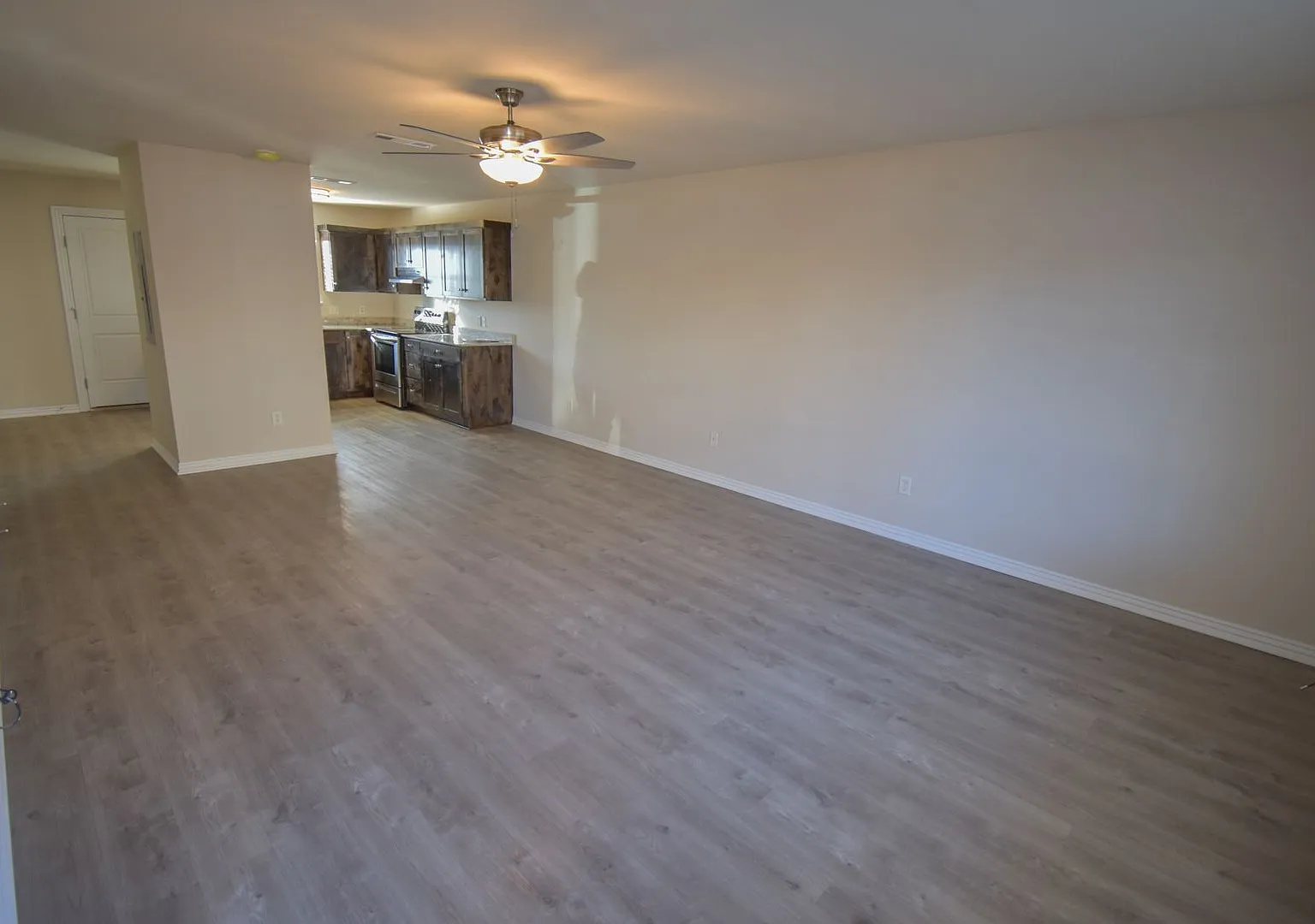 2 bedroom 2.5 bath townhouse located close to schools and city park in Farmington! — Photo 2