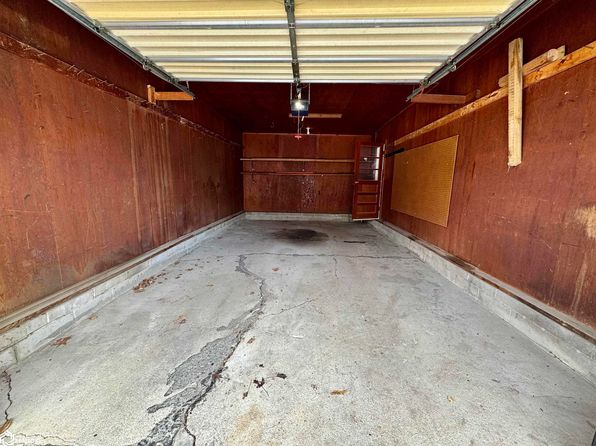104 W South St, Exira, IA 50076