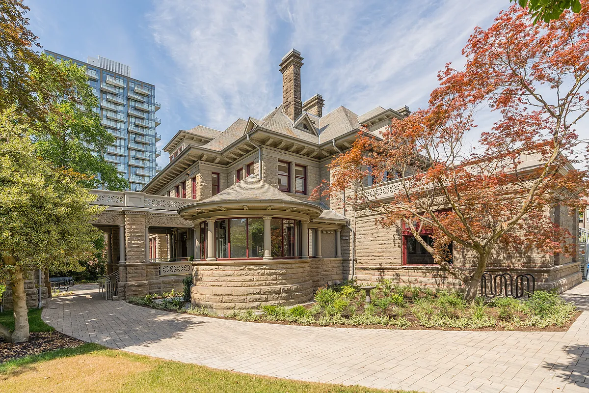 Building Photo - 1523 Davie St #201