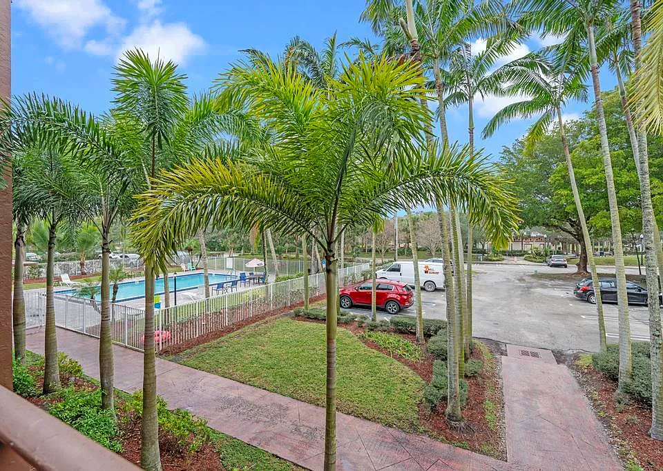 120 Sparrow Dr #205